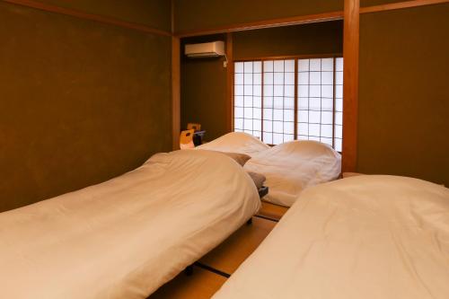 1日1組限定の貸切の民泊です 全館禁煙です 屋外喫煙所無し 間取りは2LDkです 2階部分だけを貸し出してます 1階は立ち入り不可です 翌年の4月2日までコタツを設置しています ペット不可