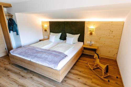 1 king bed, 1 sofa bed