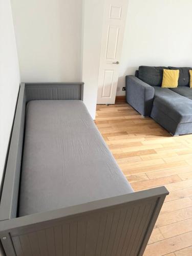 Beautiful 2 bedroom garden flat w/ free parking