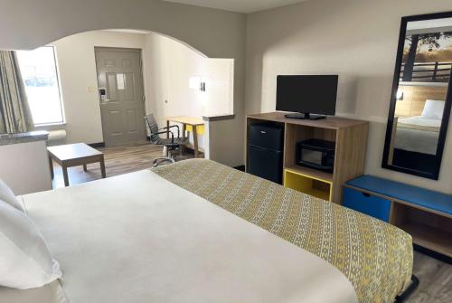 Days Inn & Suites by Wyndham Opelousas