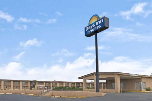 Days Inn & Suites by Wyndham Santa Rosa