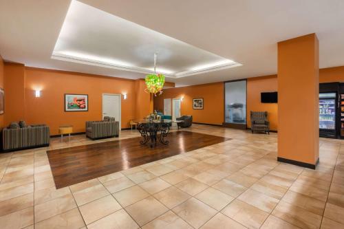 大堂, 聖安東尼奧醫療中心西北溫德姆拉昆塔套房酒店 (La Quinta Inn & Suites by Wyndham San Antonio Medical Ctr NW) in 巴爾肯斯高地