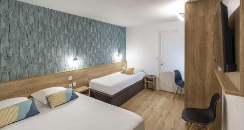 1 double bed, 1 twin bed