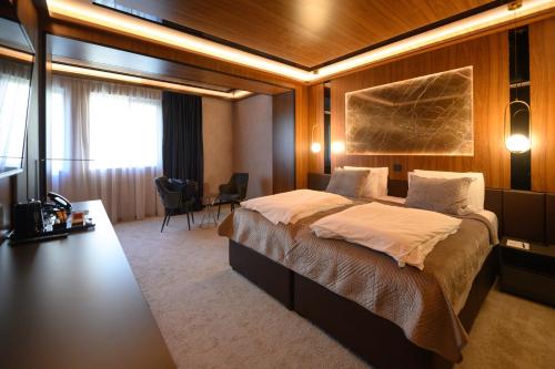 545172401 Hotel Macedonia Square
