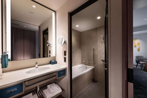 DoubleTree by Hilton Osaka Castle Room Type - Executive King Room with River View