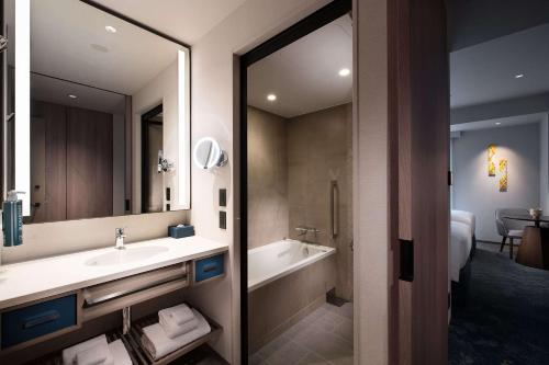 DoubleTree by Hilton Osaka Castle Room Type - Twin Room with Castle View