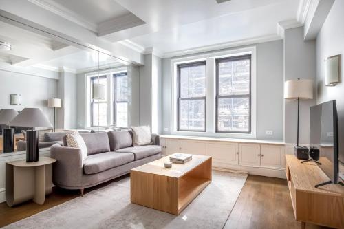UWS 1br w elevator doorman gym nr Central Park NYC-963 in New York, USA
