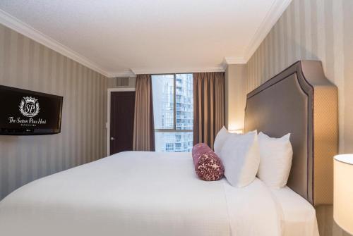Two Bedroom Sutton Suite, 1 King, 1 Queen, Sofa Bed image 10