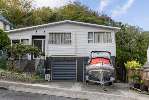 Back Garden Flat with Free On Street Parking and Fiber WIFI - 15 mins to Ferry, Stadium, CBD in Karori