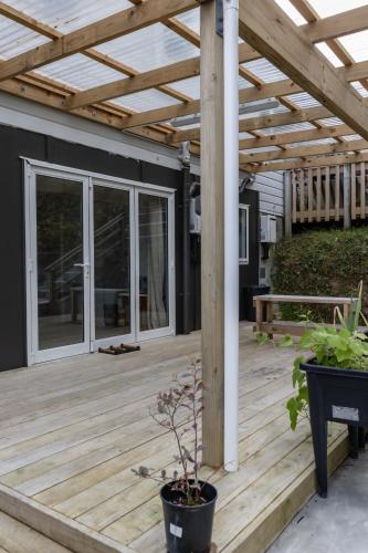 Back Garden Flat with Free On Street Parking and Fiber WIFI - 15 mins to Ferry, Stadium, CBD in Karori