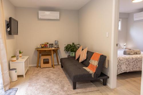 Back Garden Flat with Free On Street Parking and Fiber WIFI - 15 mins to Ferry, Stadium, CBD