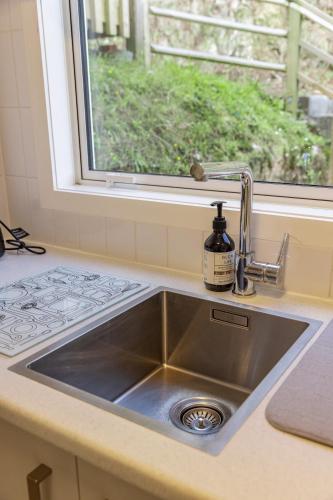 Back Garden Flat with Free On Street Parking and Fiber WIFI - 15 mins to Ferry, Stadium, CBD in Karori