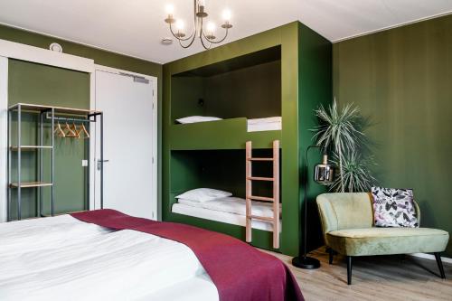 1 queen bed, 2 bunk beds