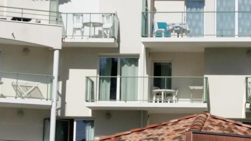 Apartment with Pool View  image 4