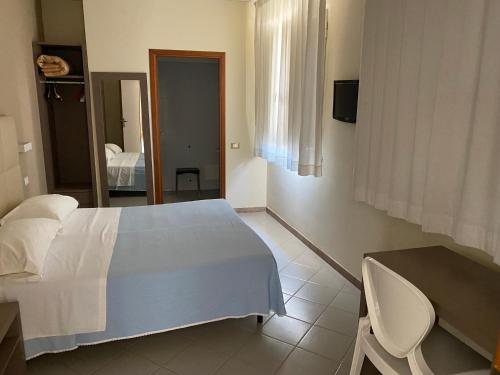 Double or Twin Room image 10