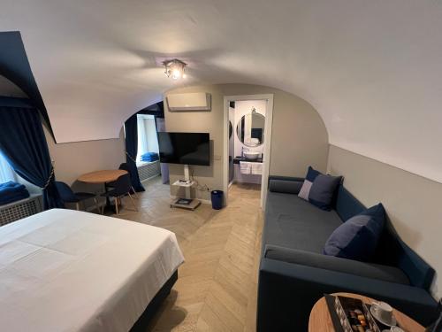 Rome luxury blue suites- LOVE, Rome (photo 8)