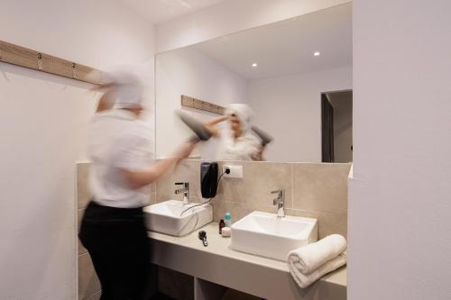 Local Hostel & Suites - image 8