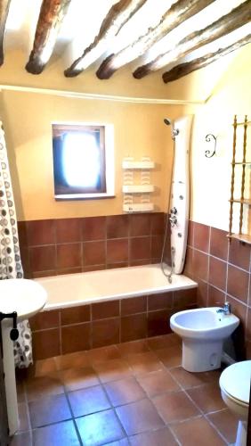 Fürdőszoba, Exceptional villa with pool in Villanueva del Trabuco in Villanueva del Trabuco