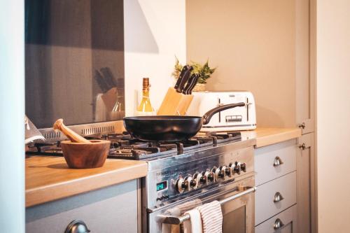 Pye Corner Cottage, by Solace Stays in Bellaghy