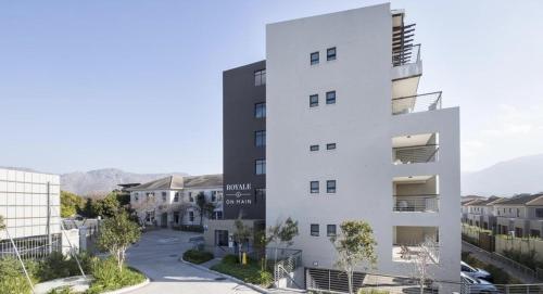 Immaculate 2-Bed Apartment in Cape Town - image 12