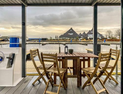 Houseboat blue Sneekermeer