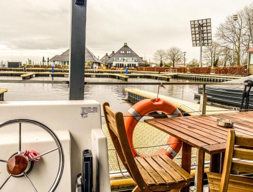 Houseboat blue Sneekermeer