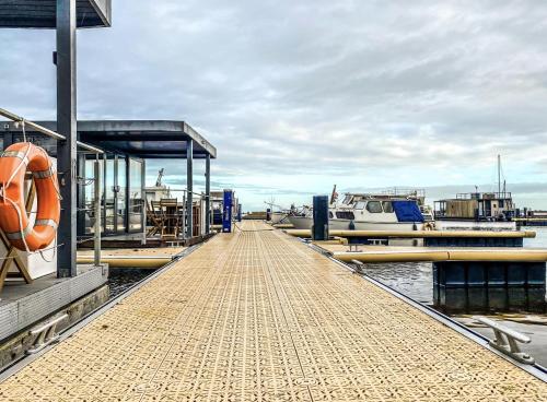 Houseboat blue Sneekermeer