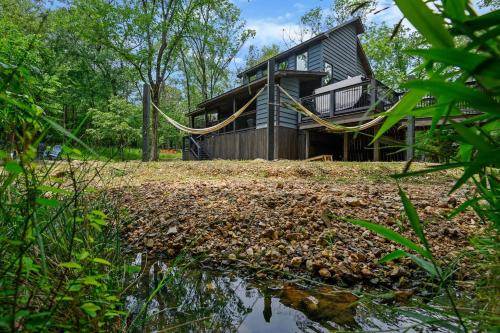 Beautiful & Serene Patio Oasis Pond Access in Broken Bow, USA