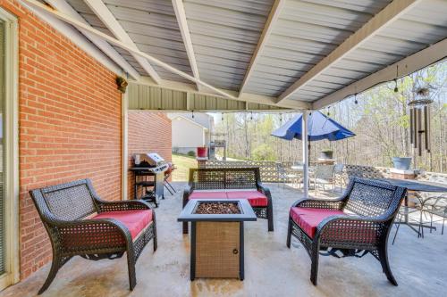 Seneca Abode with Furnished Deck Less Than 10 Mi to Clemson! in Seneca, Vereinigte Staaten von Amerika