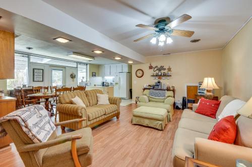 Seneca Abode with Furnished Deck Less Than 10 Mi to Clemson!