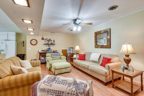 Seneca Abode with Furnished Deck Less Than 10 Mi to Clemson! in Seneca, USA
