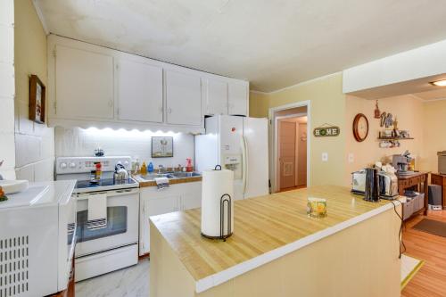 Seneca Abode with Furnished Deck Less Than 10 Mi to Clemson! in Seneca, USA