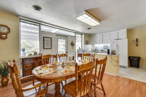 Seneca Abode with Furnished Deck Less Than 10 Mi to Clemson! in Seneca, USA