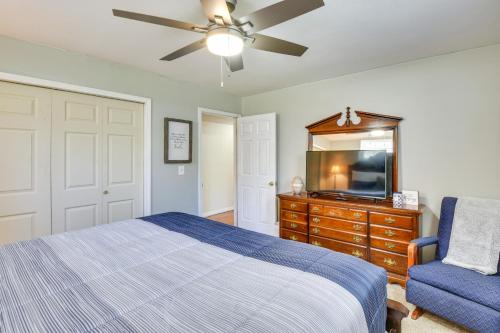 Seneca Abode with Furnished Deck Less Than 10 Mi to Clemson!