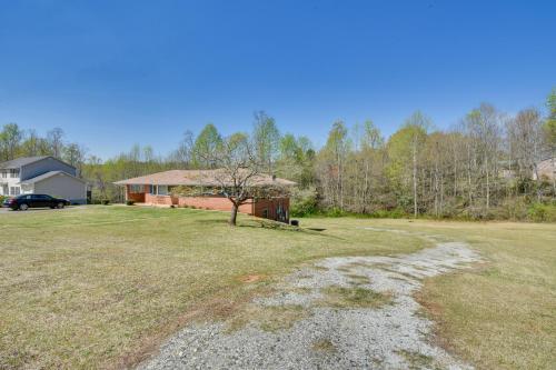 Seneca Abode with Furnished Deck Less Than 10 Mi to Clemson!