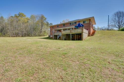 Seneca Abode with Furnished Deck Less Than 10 Mi to Clemson!