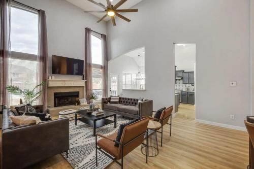 Stylish Spacious Convenient - 6-BD 2 5-BA + Pool - Tap to explore photos