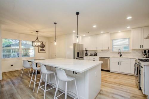Stunning Modern Dream Home w Pool Grill Foosball in Houston, USA
