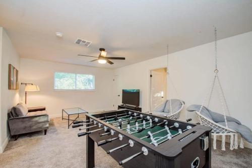 Stunning Modern Dream Home w Pool Grill Foosball in Houston, USA