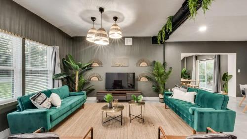 Tropical Oasis - Pool + Beach Volleyball + Firepit in Lancaster, USA