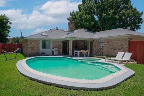 Vibrant Spacious Home w Private Pool and Jacuzzi