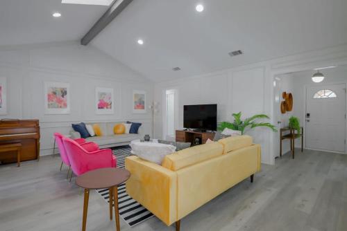 Vibrant Spacious Home w Private Pool and Jacuzzi in Richardson, USA