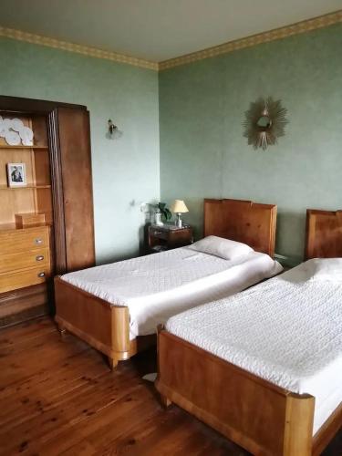 1 double bed, 1 twin bed