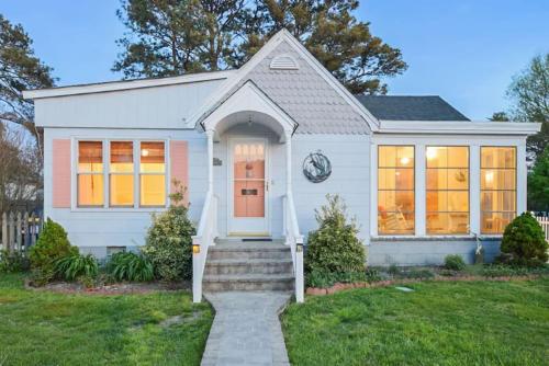 Creekside Cottage with Sunroom, Fire Pit, & WiFi!