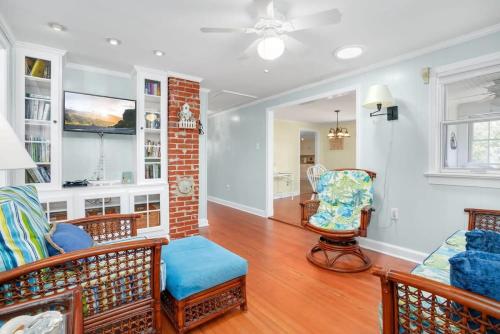 Creekside Cottage with Sunroom Fire Pit & WiFi! - image 14