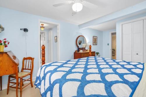 Creekside Cottage with Sunroom Fire Pit & WiFi! - image 7