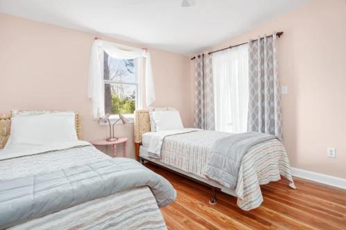 Creekside Cottage with Sunroom Fire Pit & WiFi! - main image