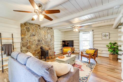Dog-Friendly Hiawassee Cabin with Decks and Fire Pit! in Hiawassee, USA