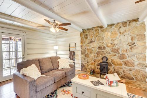 Dog-Friendly Hiawassee Cabin with Decks and Fire Pit! in Hiawassee, USA