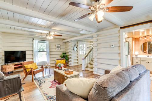 Dog-Friendly Hiawassee Cabin with Decks and Fire Pit! in Hiawassee, USA